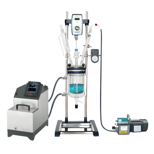 Reator de vidro encamisado de bancada para laboratório Vortex-R com motor de agitação, chiler e bomba de vácuo, ideal para processos químicos avançados.