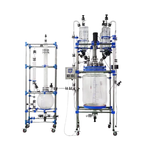 Reator de vidro encamisado feito sob medida da Vortex-R, com dois suportes, dois condensadores no reator, um balão de vidro com mais dois condensadores, parte de nossas soluções em reatores de vidro para laboratórios.