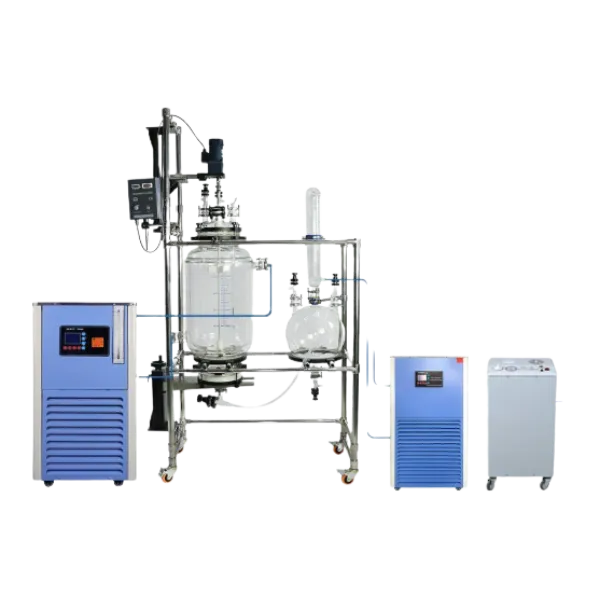 Reator de vidro encamisado da Vortex-R acoplado a chiller e bomba de vácuo, parte de nossas soluções em reatores de vidro para laboratórios, ideal para processos químicos.