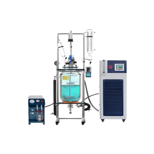 Reator de vidro encamisado da Vortex-R acoplado a chiller e bomba de vácuo, parte de nossas soluções em reatores de vidro para laboratórios, ideal para processos químicos.