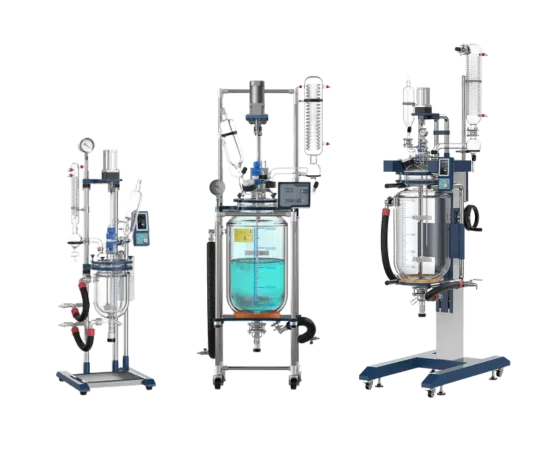 Imagem com três reatores de vidro encamisados da Vortex-R: bancada, planta piloto e com elevação/rotação, parte de nossa linha de reatores, compatíveis com chillers.