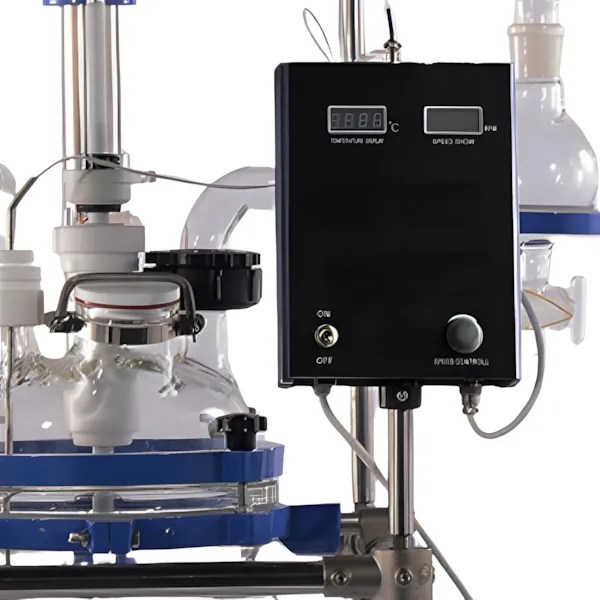 Reator de vidro encamisado completo com suporte azul e painel de controle digital em laboratório.
