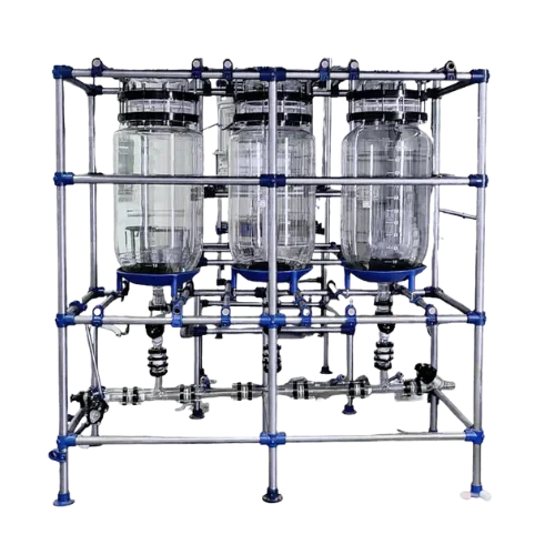 Reator de vidro encamisado feito sob medida da Vortex-R, com suporte monobloco e tres vasos de reação encamisados, parte de nossas soluções em reatores de vidro para laboratórios.