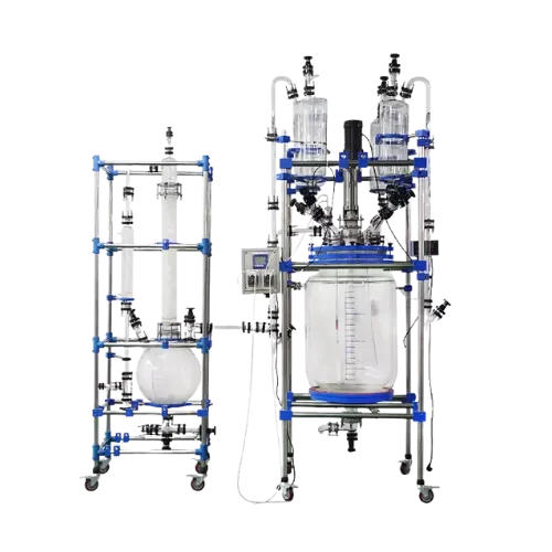 Reator de vidro encamisado feito sob medida da Vortex-R, com dois suportes, dois condensadores no reator, um balão de vidro com mais dois condensadores, parte de nossas soluções em reatores de vidro para laboratórios.